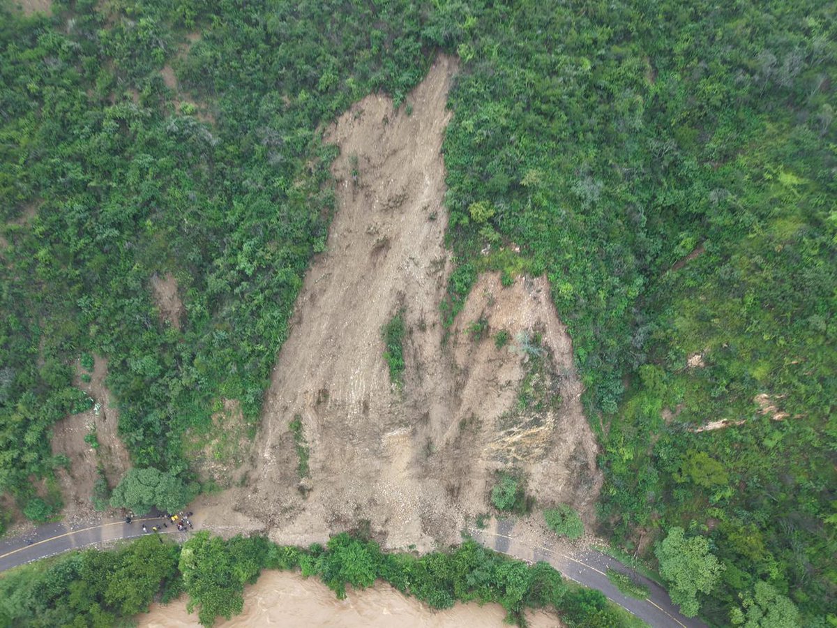 El secretario de Gobierno, <a href="/Eric_gudino/">Eric Gudiño Torres</a>, y el director de la #CEPCQ, <a href="/JavierAmayaT/">Javier Amaya</a>, junto con la coordinadora de la <a href="/CEI_Qro/">CEI Querétaro</a>, Sonia Carrillo, realizaron una supervisión en la zona bloqueada de la carretera federal 69, en Arroyo Seco, debido a un deslave provocado por las lluvias.