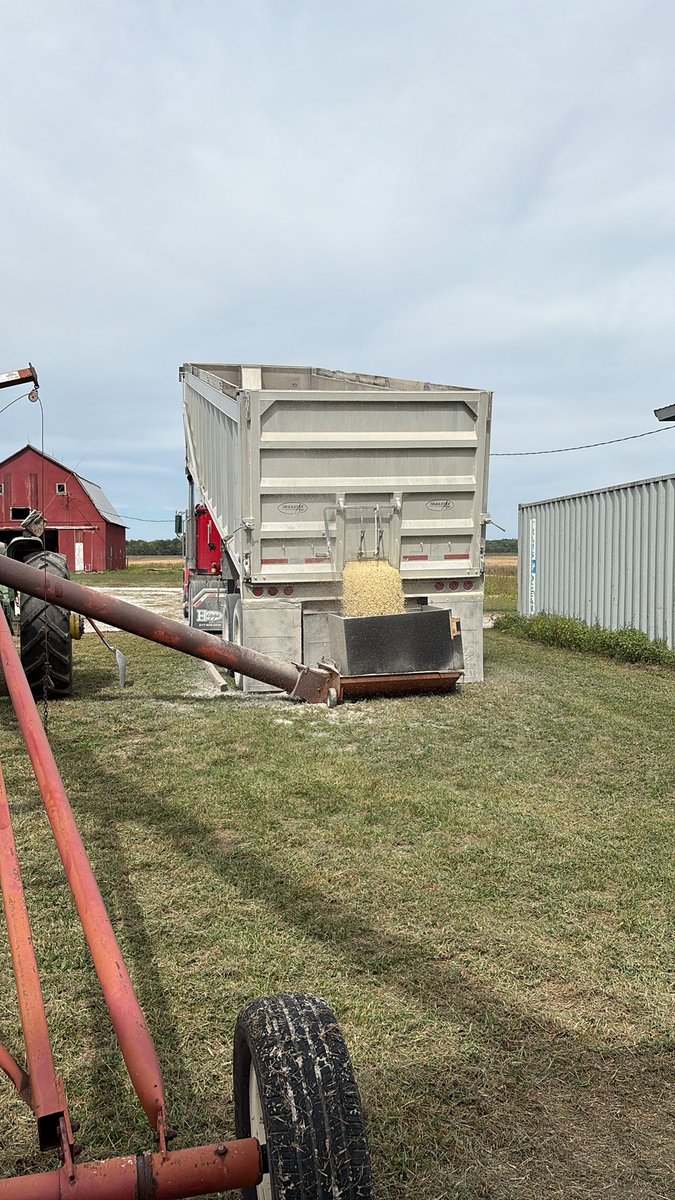 MatthewRuppel's tweet photo. After 3 weeks I’m still glad I made the decision to quit my ag retail job as an applicator and go back farming with for a good family and a good crew of guys https://t.co/Tf19kOo135