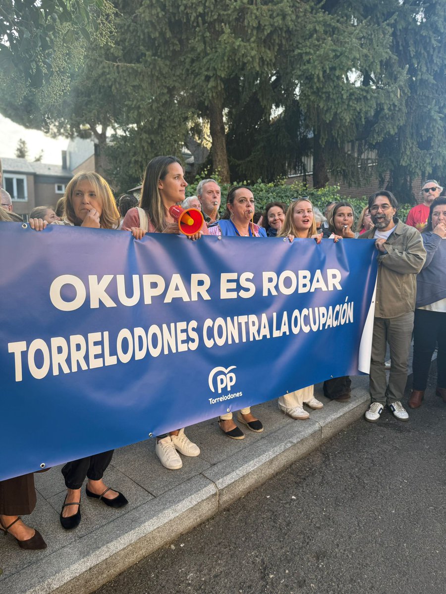 Esta tarde en #torrelodones hemos querido apoyar a nuestros vecinos José y Mary que sufren la okupación. Hay muchos más. Estaremos a su lado. 
#OkuparEsRobar
#CambioDeLey