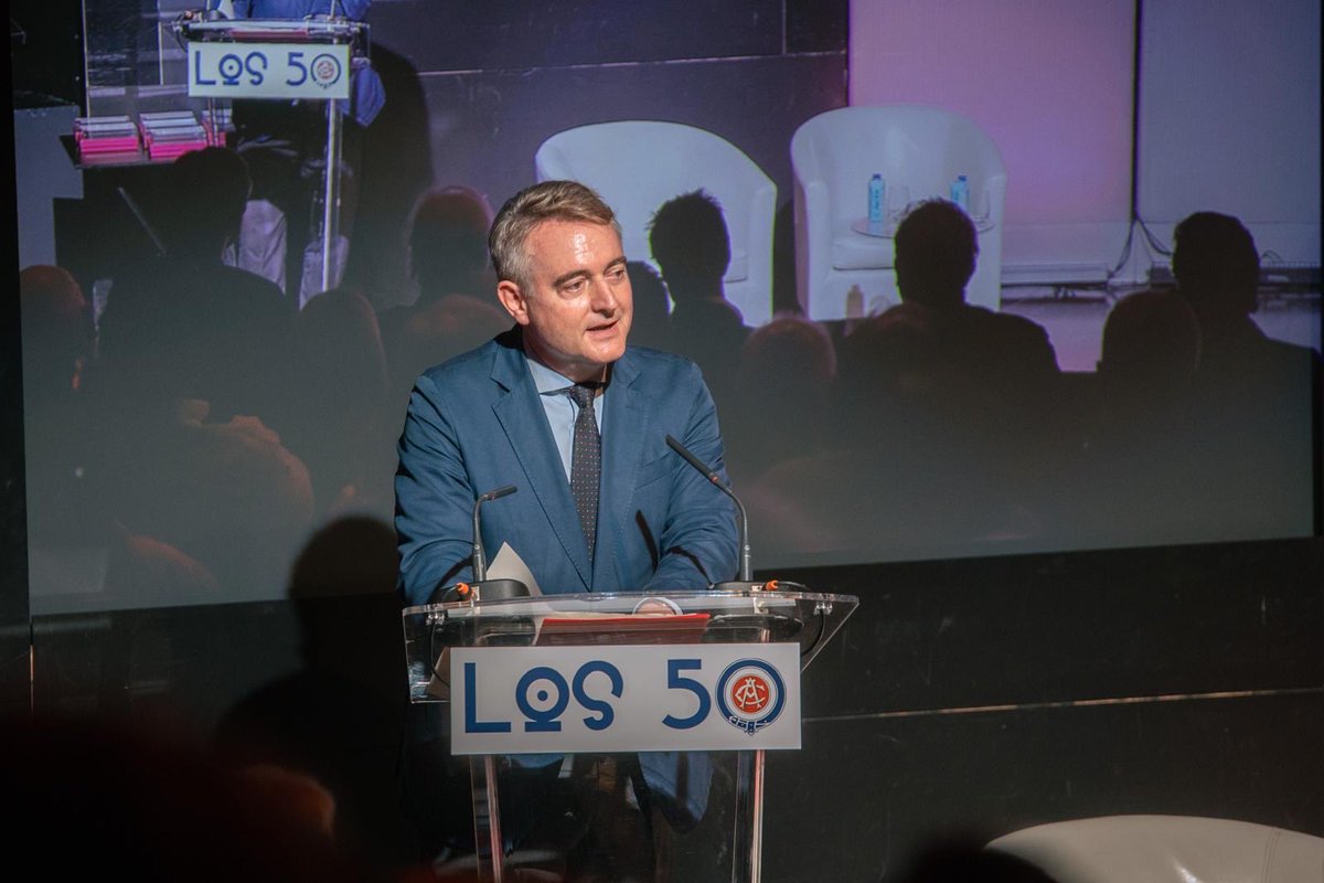 ⚽🌏 'Iberoamérica y el Atleti' rinde homenaje a más de un siglo de vínculos entre el club y la comunidad iberoamericana, en el marco del Día de la Hispanidad.

👥 Con León de la Torre, <a href="/AlmeidaPP_/">José Luis Martínez-Almeida</a>, José Luis Acha, <a href="/diegogodin/">Diego Godín</a>, Donato Gama, Rubén Cano y <a href="/JUANPEVA/">Juan Pedro Valentín Padín</a>.
🤝 Con <a href="/Atleti/">Atlético de Madrid</a>.