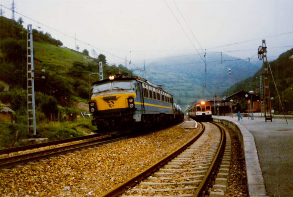 Puente de los Fierros: una 440 del servicio Gijon-Fierros y una 251 con un mercante direccion Leon
