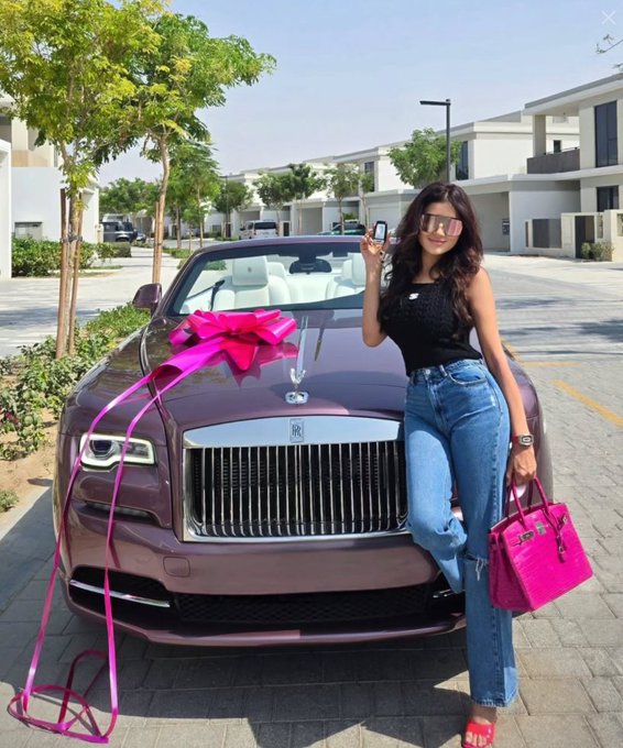 مي عمر تتلقى سيارة رولز رويس هديةً من زوجها بمناسبة عيد ميلادها. بجانب سيارة فارهة من نوع "رولز رويس" بلون بنفسجي هادئ.. النجمة المصرية مي عمر استعرضت هدية زوجها المخرج محمد سامي التي قدمها لها بمناسبة عيد ميلادها ونشرت صورتها على "إنستغرام"، معبرةً عن شكرها وامتنانها لزوجها، الذي بدوره علق على المنشور وقال إنه اضطر لبيع ساعته التي أهدتها له "كي يكمل ثمن شراء السيارة لها".. | maiomar 