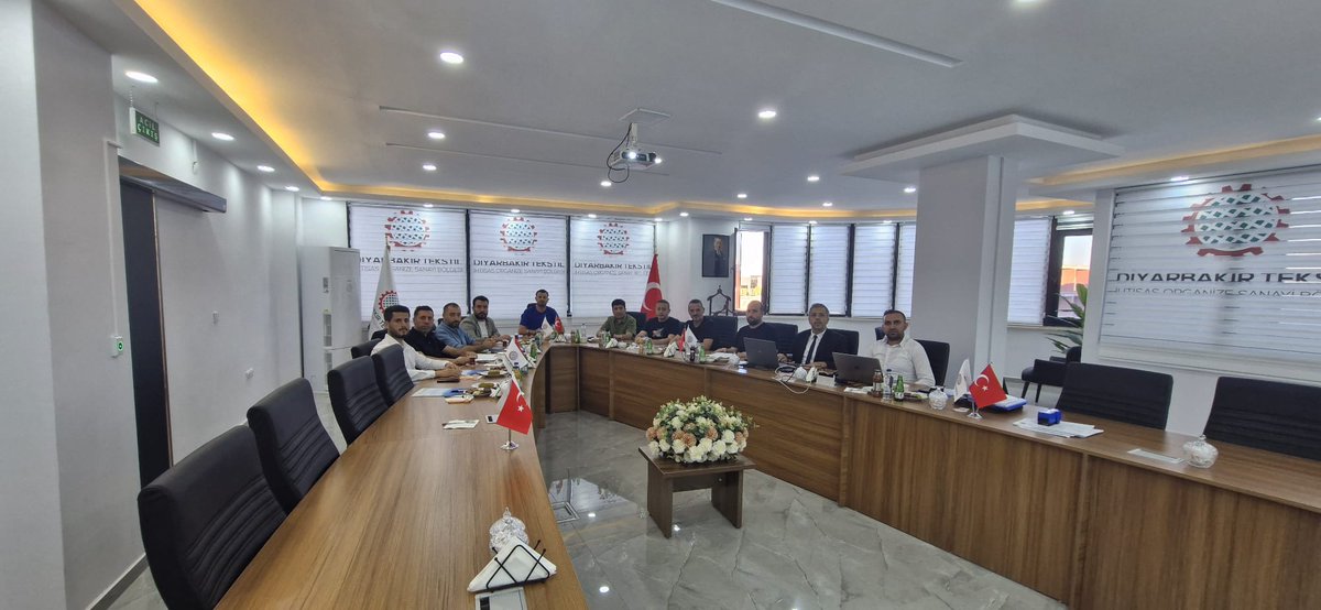 Diyarbakır Tekstil İhtisas OSB Yönetim Kurulu toplantısı, Yönetim Kurulu Başkanımız Sezai AYAS başkanlığında, OSB Müdürlüğümüzde gerçekleştirildi.
Toplantıda, Organize Sanayi Bölgemizin genel işleyişine ilişkin görüşmeler yapıldı.