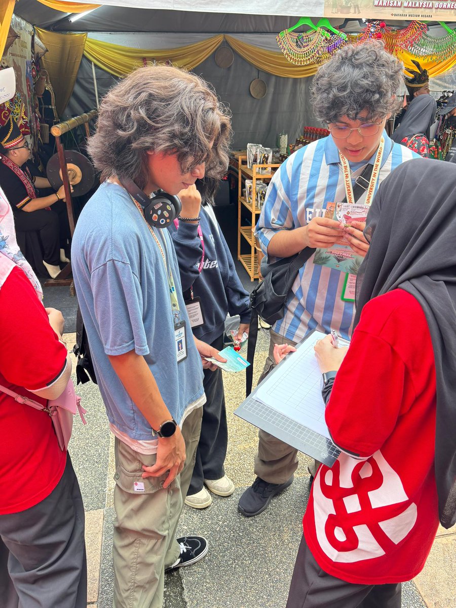 SYAHIRANUAR__'s tweet image. [Nostalgia Anak Kampung, Temasya Riuh Sekampung @ Muzium Negara]

Free Tangyuan (rice ball soup)🥣, Mooncake 🥮 &amp;amp; Tanglong 🏮 for 3 days starting yesterday! 🇲🇾

Jom support Kunkwan Cross-Cultural Booth bermula 10 Oct - 12 Oct!

#OnlineMandarinClass
#MandarinLearning