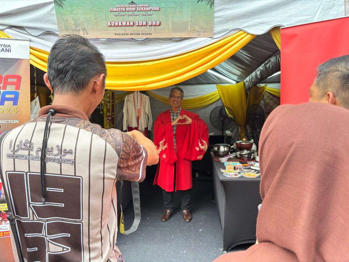 SYAHIRANUAR__'s tweet image. [Nostalgia Anak Kampung, Temasya Riuh Sekampung @ Muzium Negara]

Free Tangyuan (rice ball soup)🥣, Mooncake 🥮 &amp;amp; Tanglong 🏮 for 3 days starting yesterday! 🇲🇾

Jom support Kunkwan Cross-Cultural Booth bermula 10 Oct - 12 Oct!

#OnlineMandarinClass
#MandarinLearning