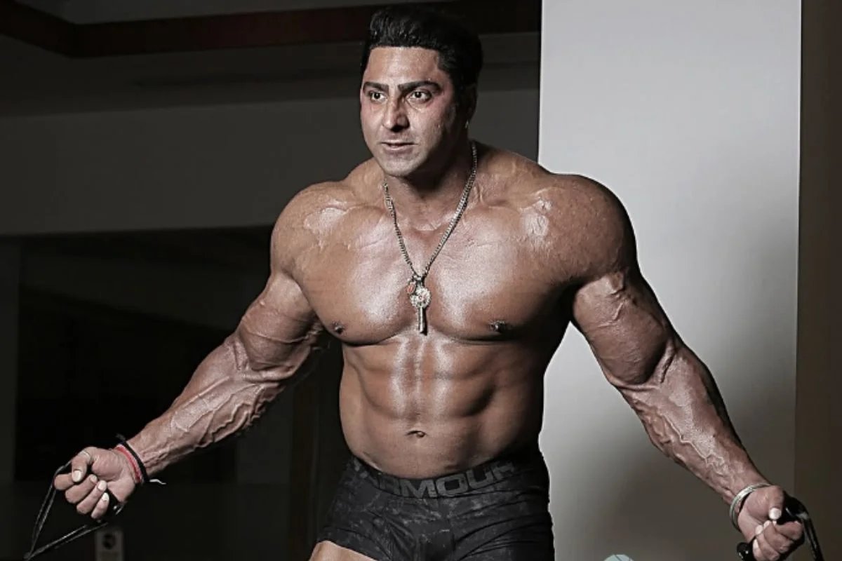 Metropoles's tweet image. ➡️ Quem era o ator e fisiculturista vegetariano que morreu aos 42 anos

Varinder Ghuman, o primeiro fisiculturista vegetariano do mundo, morreu na última quinta-feira (9/10), aos 42 anos

Leia: curt.link/LavNs