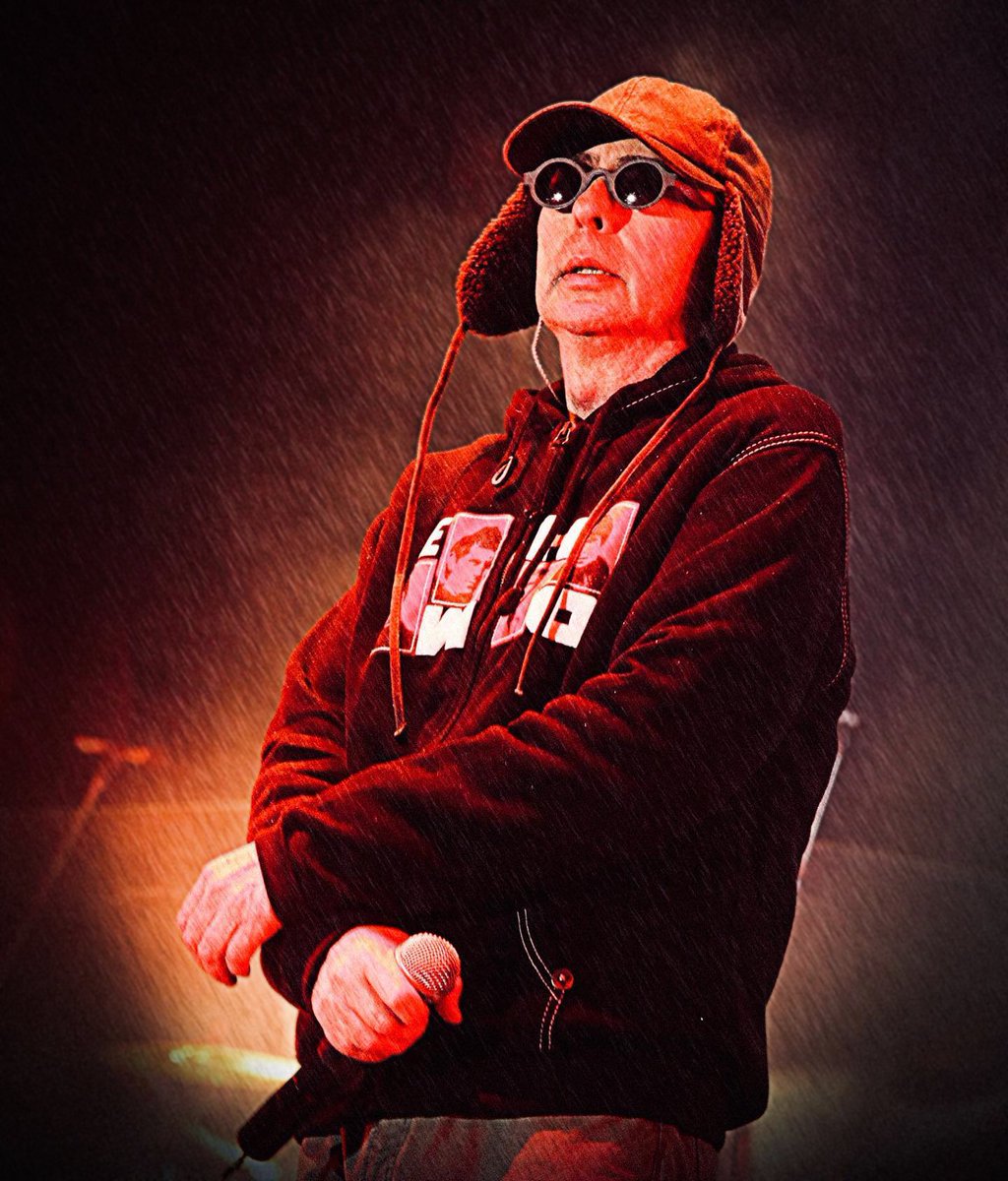 el amor de mi vida seguro ahora mismo debe estar tomando una birra y escuchando los redondos, sola porque todavía no me conoció