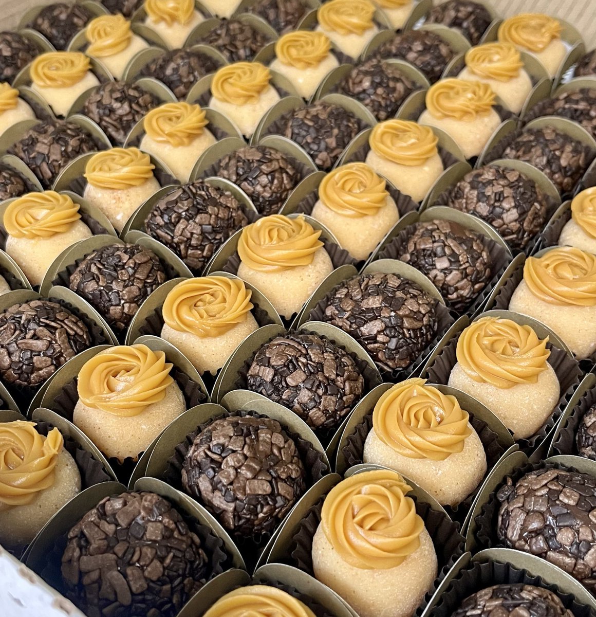 blendcacau's tweet image. Sextou com brigadeiros de chocolate e brigadeiros de churros 😋😻
Encomendas 🍫 (65) 99258 8824 📲 

#docinhos #brigadeiro #festa #alegria #boanoite #sextou #cuiaba #bakeoffbrasil #obrigadosenhor