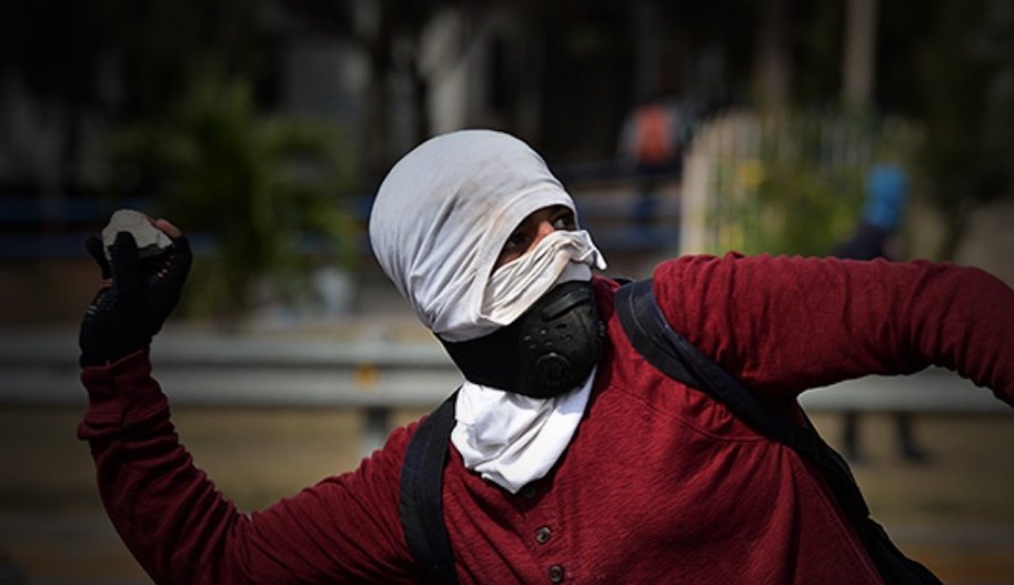 Todo el que cubra su rostro en una protesta social es un vándalo Terrorista 

Confirmen 🙋