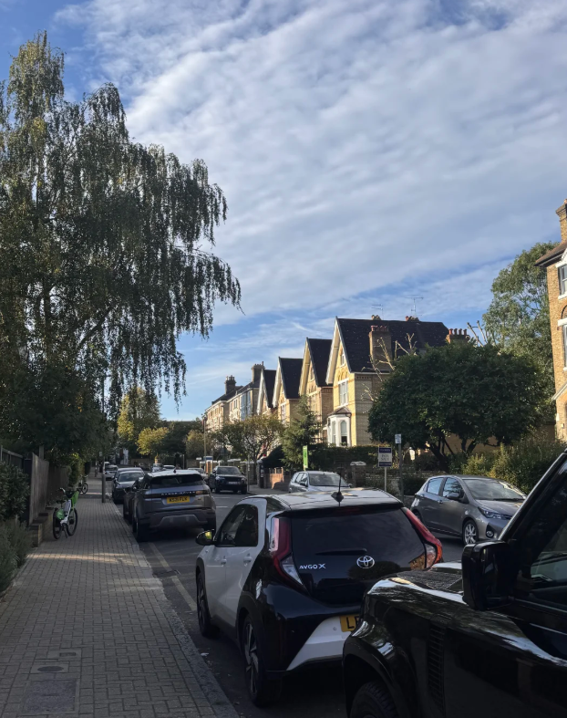 If your morning doesn’t involve tea, fog, and a skyline that whispers history, are you even doing London right? ☁️