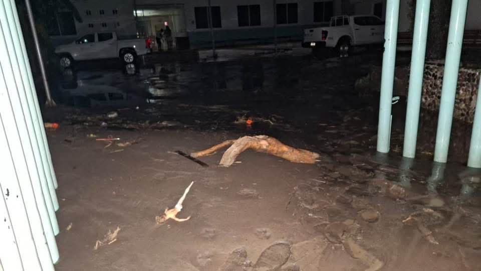 RayAcosta's tweet image. El agua arrasó con viviendas y caminos en #Hidalgo y #Puebla, pero la indiferencia de las autoridades duele más que la tragedia. ¡Urge acción, no promesas! #AyudaParaDamnificados #MéxicoBajoElAgua