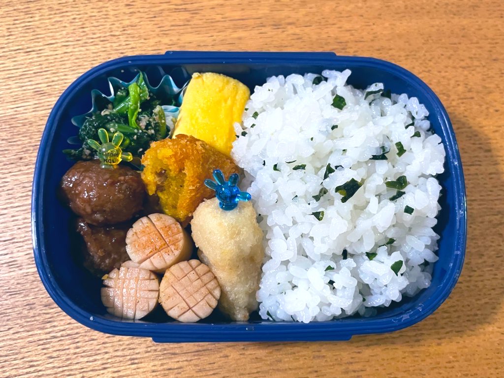 今日は2人とも土曜出勤なんで息子も土曜保育へ🥲
久しぶりに息子弁当作りました🙂
子供らしさ０のフツーのお弁当😂(笑)
残さず食べてくれるかな🥺