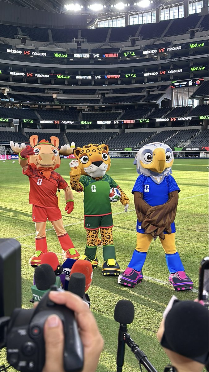 RodolfoLanderos's tweet image. Las mascotas de la Copa del Mundo 2026 en la cancha del AT&amp;amp;T Stadium.

@FOXDeportes