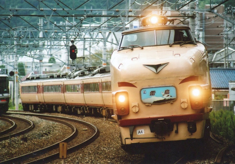 もう19年前の事ですが2006年10月、臨時雷鳥に京都の485系A04編成のクハ