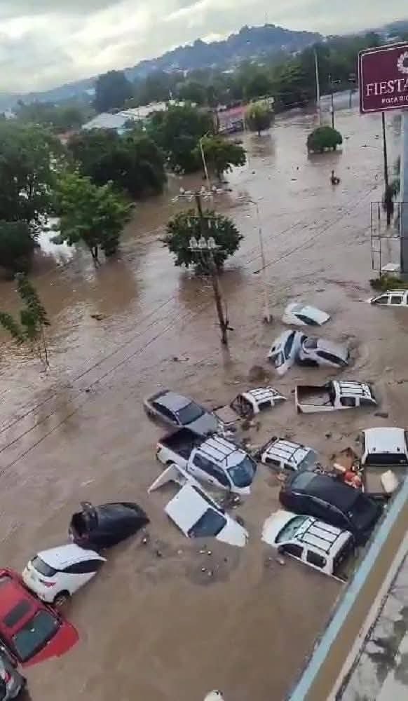 Mariana_01210's tweet photo. #Emterate Hay miles de damnificados por las lluvias de las últimas horas en varios estados de país; se reportan 16 muertos en Hidalgo y 5 en Puebla y al inútil gobierno le vale! #AyudaParaDamnificados #MéxicoBajoElAgua https://t.co/gOCH9ErK44