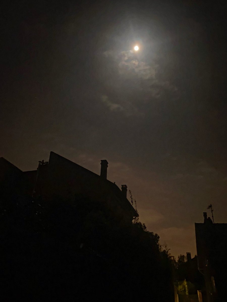 L_E_Ba's tweet photo. Sans l’heure de cette photo, je n’aurais jamais su à quelle je suis rentré de ce dîner, jeudi soir…..
#night #streetphotography #moon #late #verylate #early #veryearly #nocomment #etc https://t.co/aChjwZq8lT