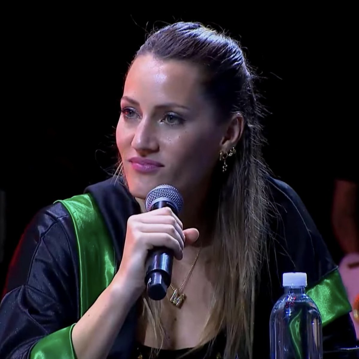 se ponían de acuerdo para una ir de rojo y otra de verde 😭 mamás las amo