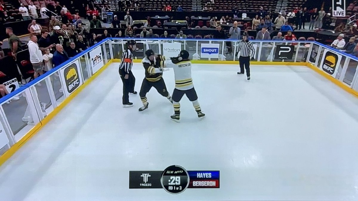 FreddieB_Sports's tweet photo. Holy crap, this is friggin awesome!! @bareknucklefc #BKFCIW #BKFCIceWars #HockeyFights 

🤜🏻 🤛🏻 https://t.co/ulyYHg81hb