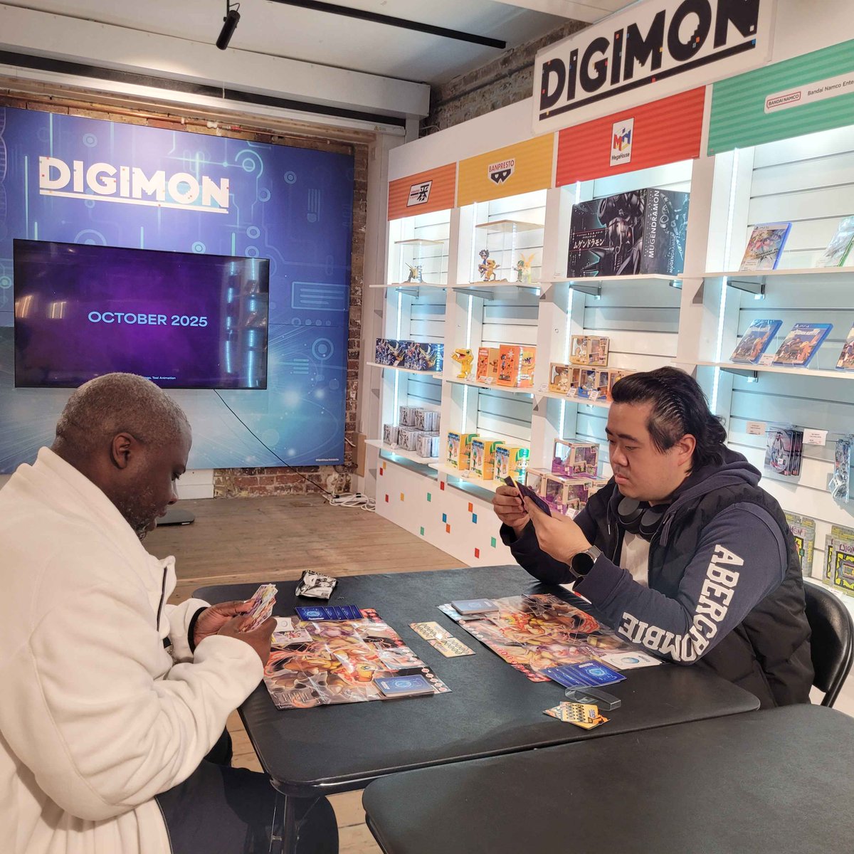 digimon_tcg_EN's tweet image. #DIGIMON Pop-Up @BNCrossStoreUK! 🟦🟥
From 3rd October to 30th November, visit us in-store for exciting products, special novelties and more!

Join us for a trial session to learn to play the #DigimonCardGame! Participants will get to take home 1 demo deck as a present! You can…