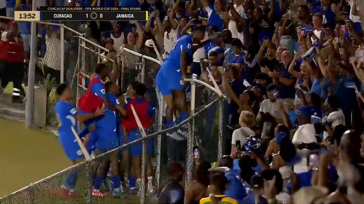 Curaçao with an electric celebration with the home fans after taking the lead over Jamaica 🇨🇼