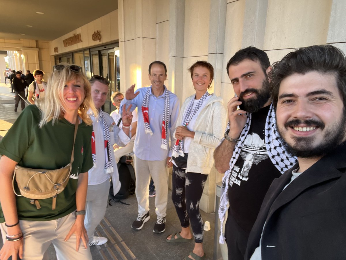 Otranto’dan uğurladık,

Cenevre’den selamladık,

İstanbulda karşıladık.

(47 Özgürlük Filosu, 1 Sumud Filosu katılımcısı hala İsrail’in elinde tutsak. Pazar günü inşallah hepsini alacağız)