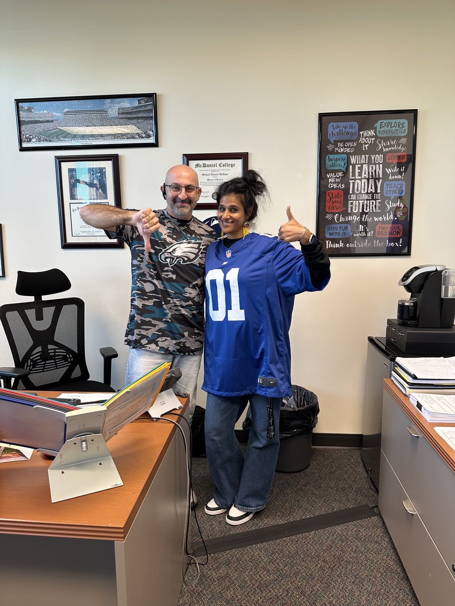 SoniaMatthew2's tweet image. My principal and I agree on a lot of things, but when it comes to football, don’t get us started! 🏈 I got to brag about our amazing win last night and I showed up loud and proud! ⁦@newyorkgian⁩ 💙 #ProudGiantsFan #ProudAssistantPrincipal