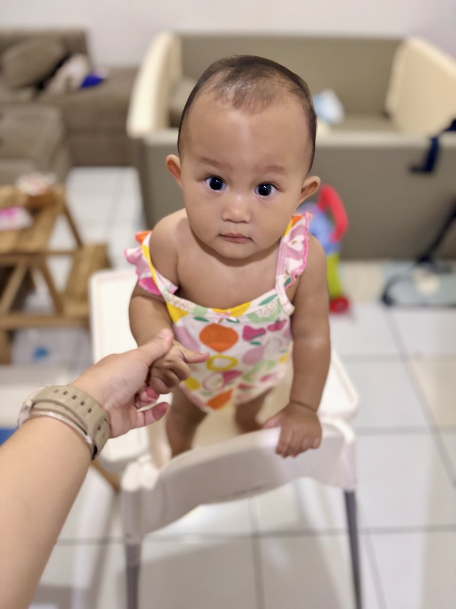 dwisl's tweet image. Aku belajar kalau gak semua kasih harus datang dari arah yang kuharapkan.
Kadang cukup dari sini, dari pelukanku sendiri, dari caraku mencintai anakku sepenuh hati. Ibu sayang Kinanti walaupun ibu suka marah-marah 😔.