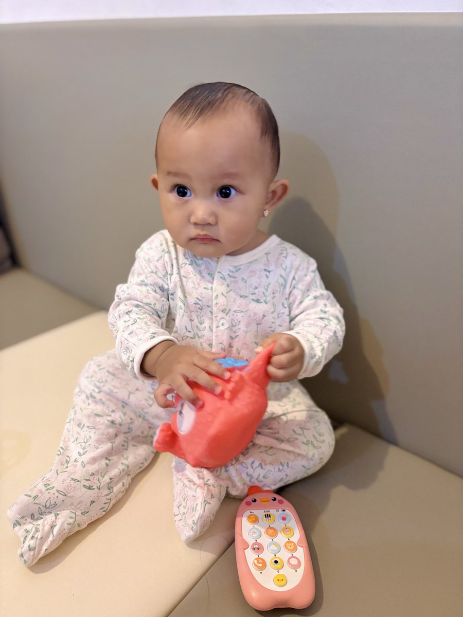 dwisl's tweet image. Aku belajar kalau gak semua kasih harus datang dari arah yang kuharapkan.
Kadang cukup dari sini, dari pelukanku sendiri, dari caraku mencintai anakku sepenuh hati. Ibu sayang Kinanti walaupun ibu suka marah-marah 😔.