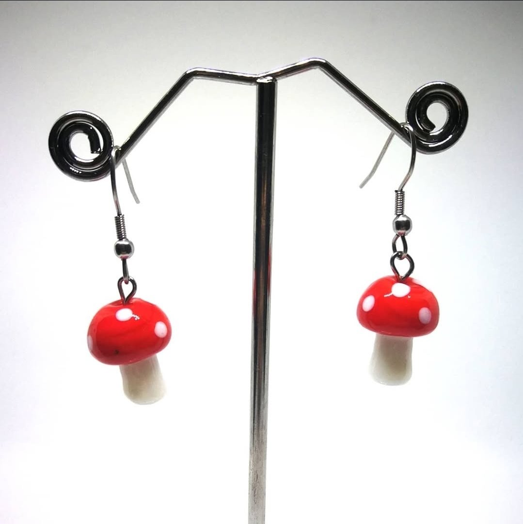 FaiaAccessories's tweet photo. Tar med håndlagde brillesnorer, og ørepynt på marked i November. Som disse søte fluesoppene i glass f.eks 😊 https://t.co/NpQ8fZsLZk