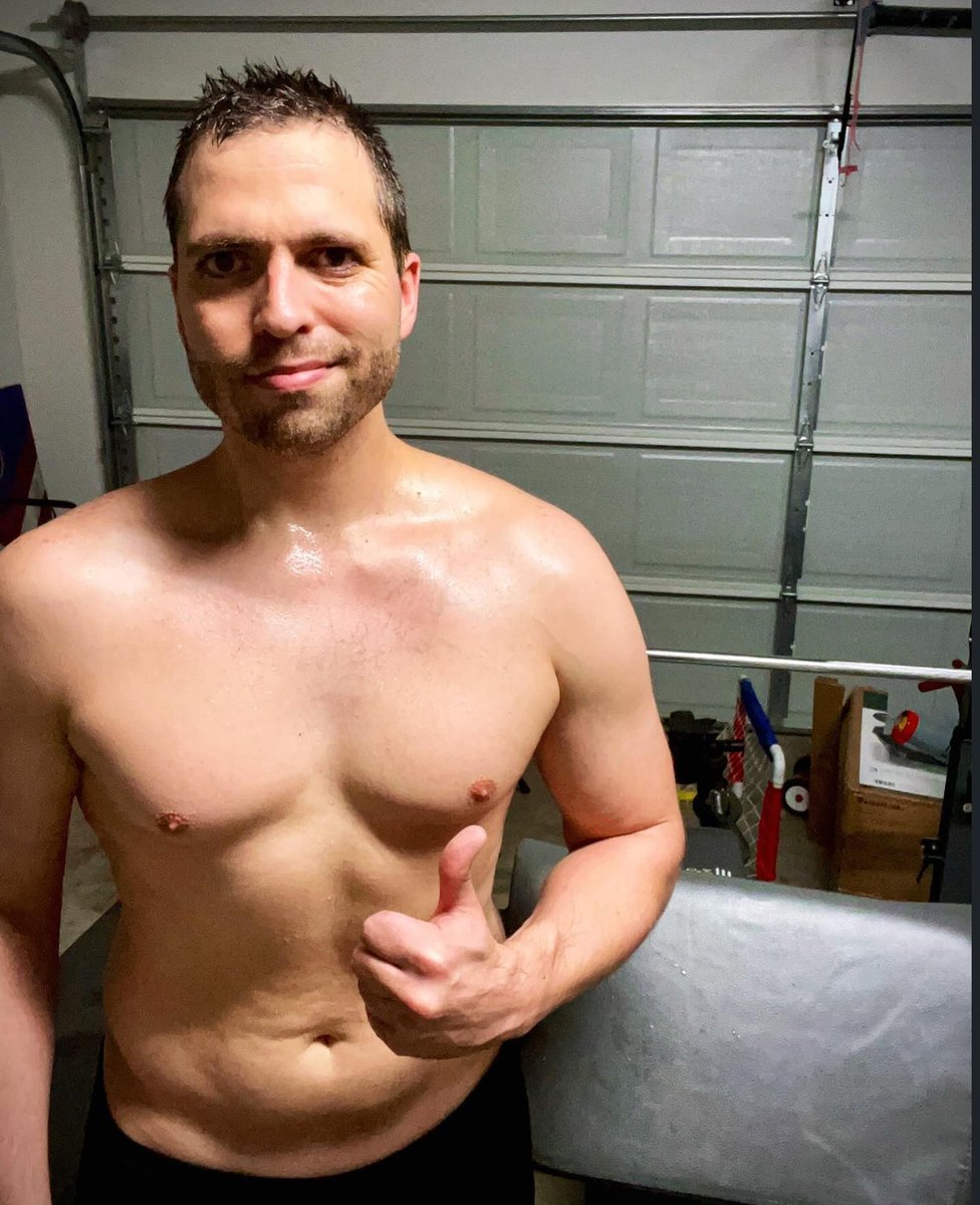 GarrettSmithTX's tweet image. Me - “Hey! I’m finally seeing progress!”
Also me - Can’t take a normal picture to save my life and appear to have a three fingers on my hand. 
#workout #bodyprogress