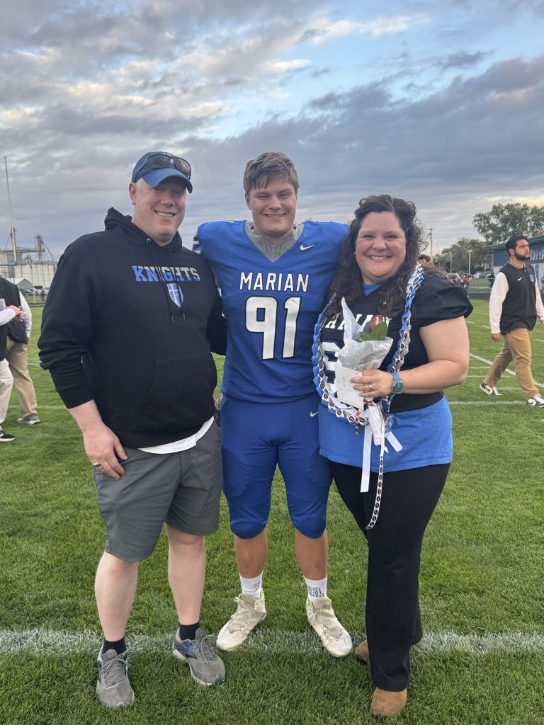marianhssports's tweet photo. Happy #SeniorKnight https://t.co/KcxkNQmPjI