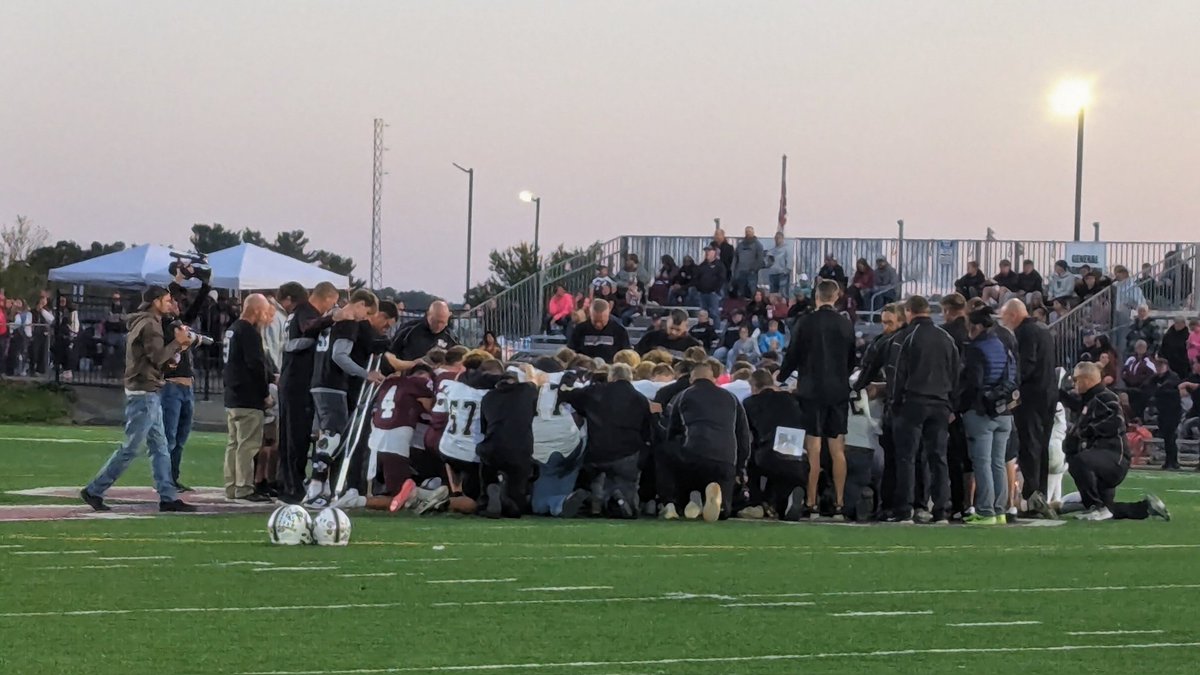 Both teams praying on the 50.