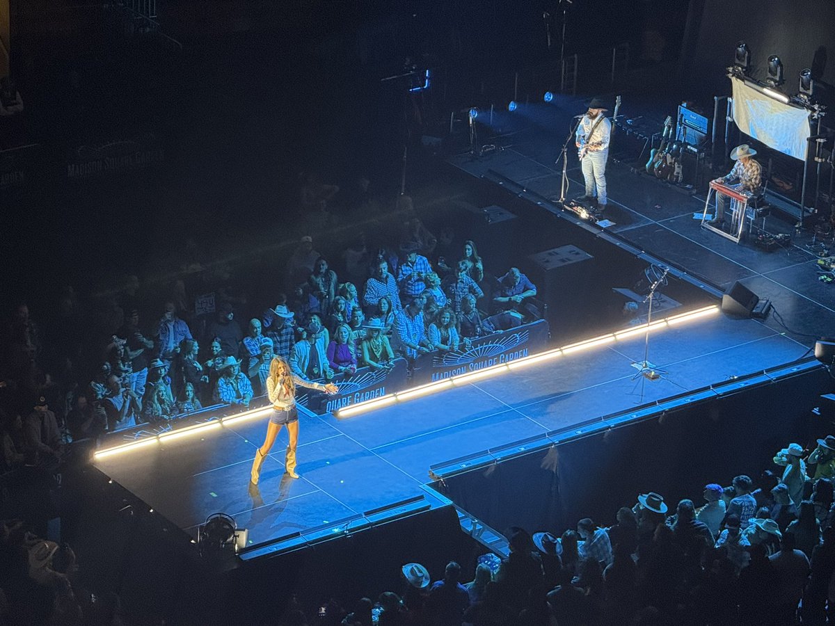 Ashleypav_'s tweet photo. @laur_watkins at the @TheGarden 🔥❤️ https://t.co/T0gk5RwzVB