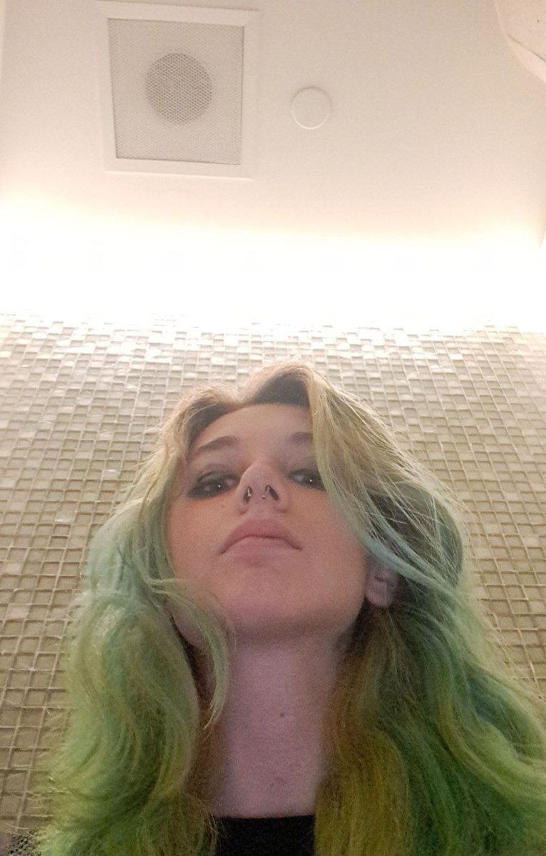 PuppyGirlRiot's tweet photo. Boss makes a dollar I make a dime so I pull my pork on company time https://t.co/x7mssU45dx