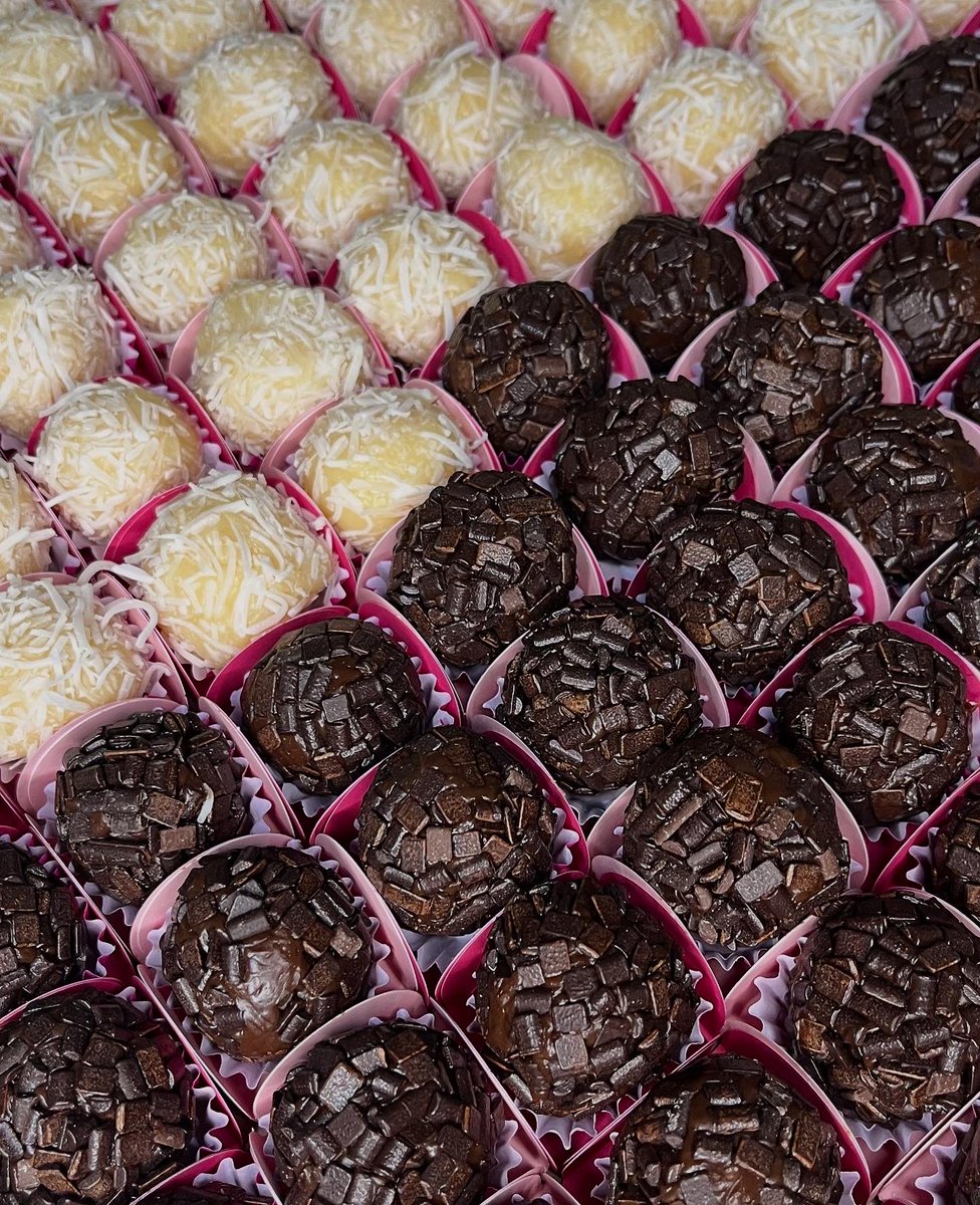 blendcacau's tweet image. Para adoçar e alegrar ainda mais o seu momento especial 🥳 🎉 🎊 
Encomendas 🍫 (65) 99258 8824 📲 

#docinhos #brigadeiro #festa #alegria #boanoite #sextou #cuiaba #bakeoffbrasil #obrigadosenhor