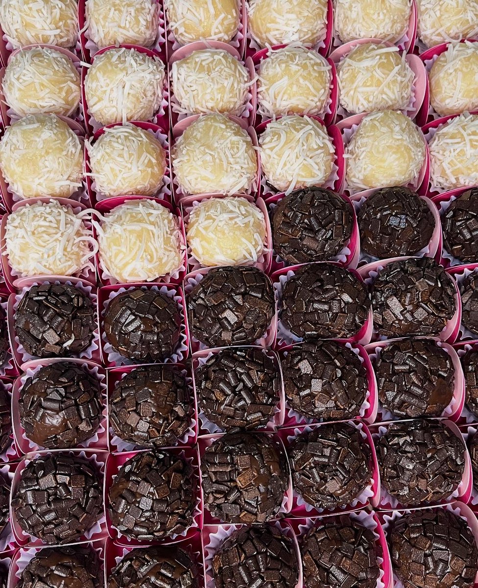 blendcacau's tweet image. Para adoçar e alegrar ainda mais o seu momento especial 🥳 🎉 🎊 
Encomendas 🍫 (65) 99258 8824 📲 

#docinhos #brigadeiro #festa #alegria #boanoite #sextou #cuiaba #bakeoffbrasil #obrigadosenhor