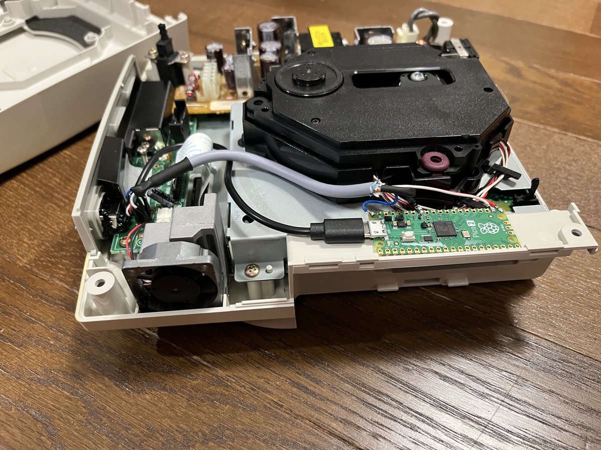 gorigoriozsan's tweet image. 仮組みしてテスト。問題無く動作。小ネジ・ホットボンド・両面テープで固定して完成。
これでビジュアルメモリ10個分セーブが保存出来る。