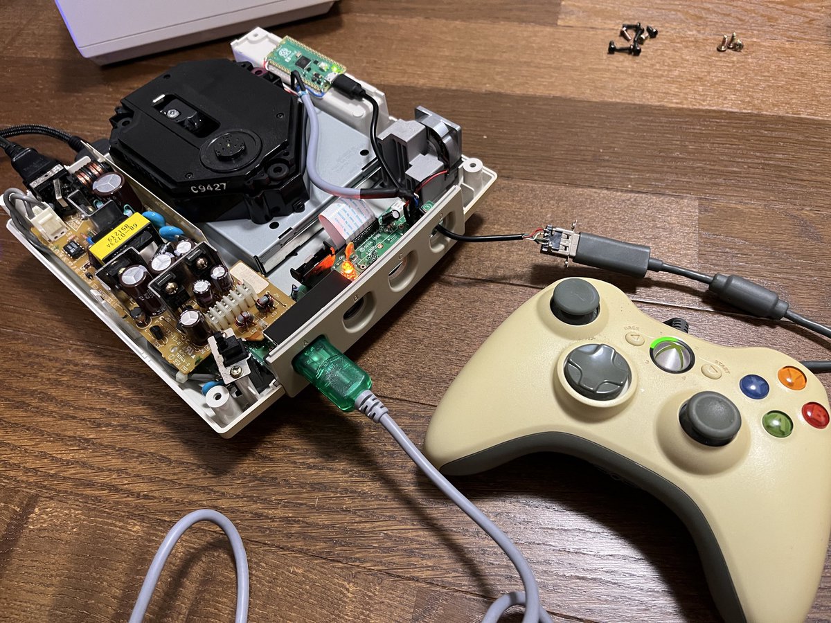 gorigoriozsan's tweet image. 仮組みしてテスト。問題無く動作。小ネジ・ホットボンド・両面テープで固定して完成。
これでビジュアルメモリ10個分セーブが保存出来る。