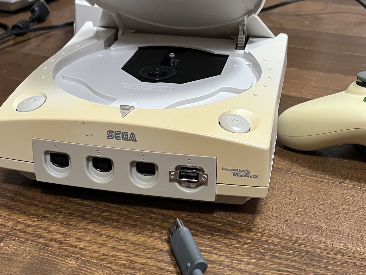 gorigoriozsan's tweet image. 仮組みしてテスト。問題無く動作。小ネジ・ホットボンド・両面テープで固定して完成。
これでビジュアルメモリ10個分セーブが保存出来る。