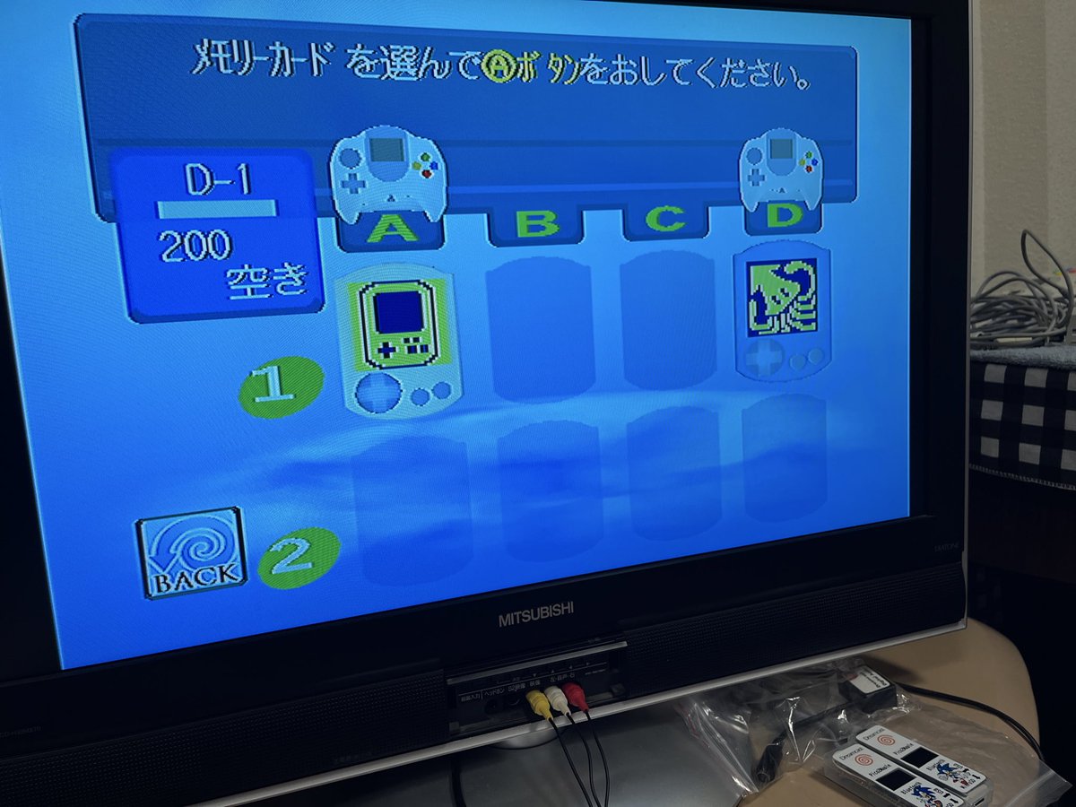 gorigoriozsan's tweet image. 仮組みしてテスト。問題無く動作。小ネジ・ホットボンド・両面テープで固定して完成。
これでビジュアルメモリ10個分セーブが保存出来る。