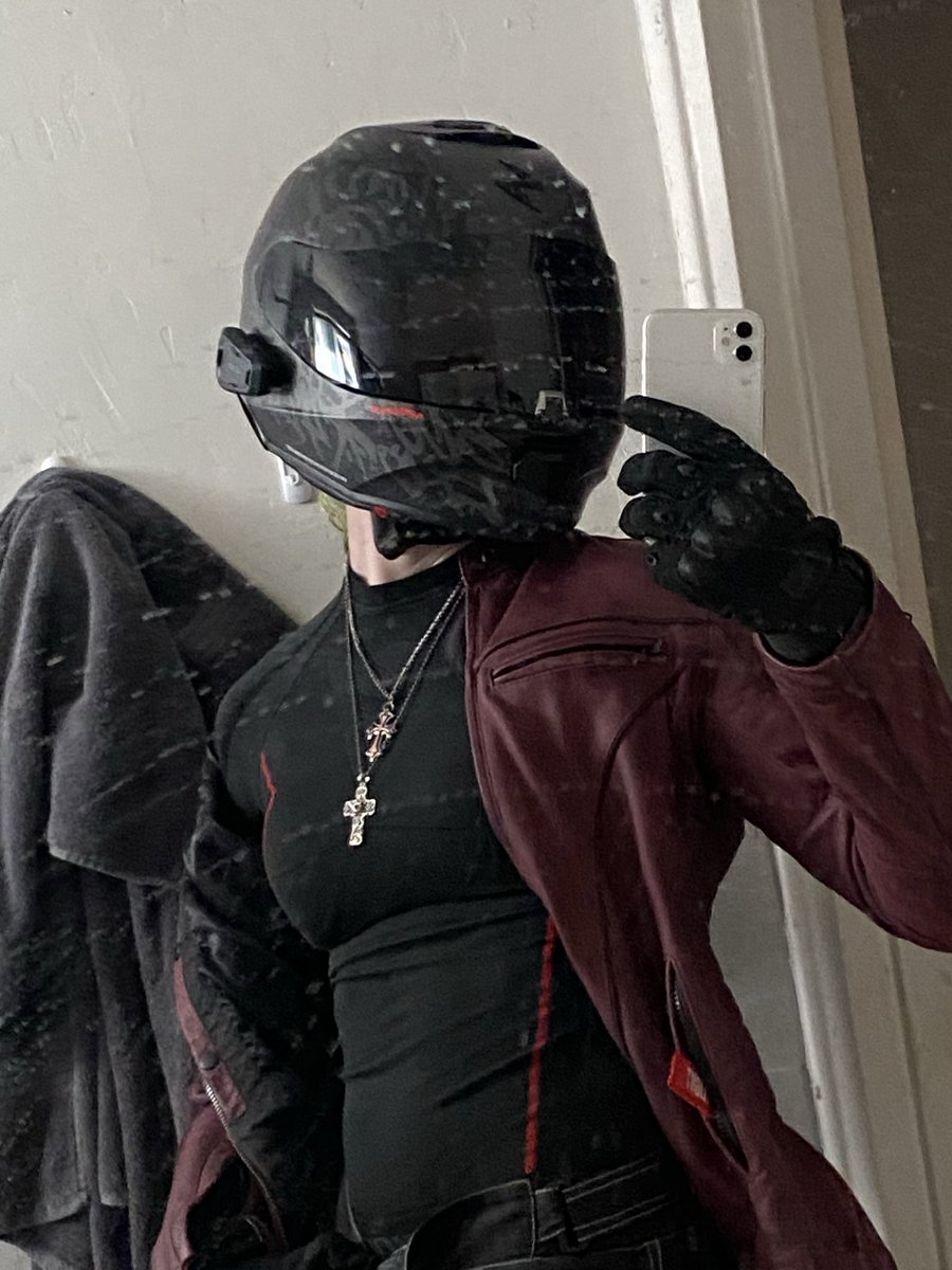 maki_osaki's tweet image. Ik i gotta clean my mirror