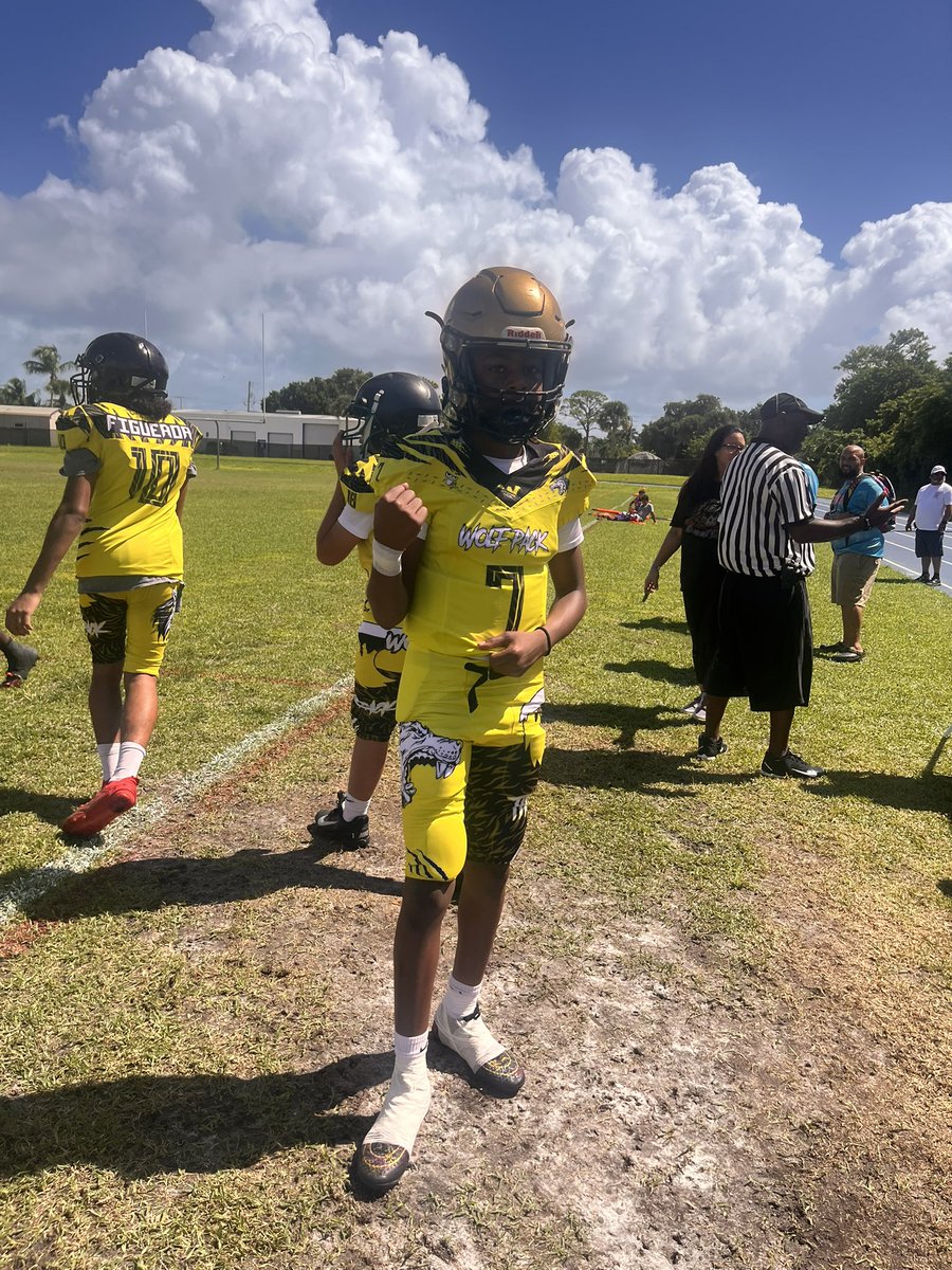 Tyson_Edwards_'s tweet photo. Photos before game https://t.co/TQI7Y2qFFF