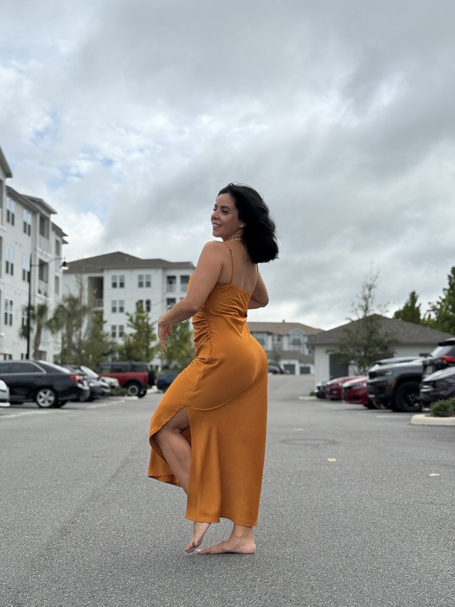 Caught some vibes today – from parking lot poses to fence-line freedom! Loving the flow and the sky’s mood🍁🍁🍁🍁