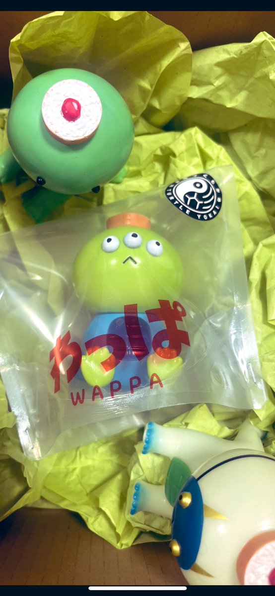 m_am88888888's tweet image. みちのくソフビ祭りには行けませんでしたが、リトル・グ、、ワッパリアンがダンボール製の宇宙船に乗って駆けつけてくれました☺️🚀
イノチノオンジンカンシャエイエンニー
#わっぱ
#ワッパリアン
#付喪亀