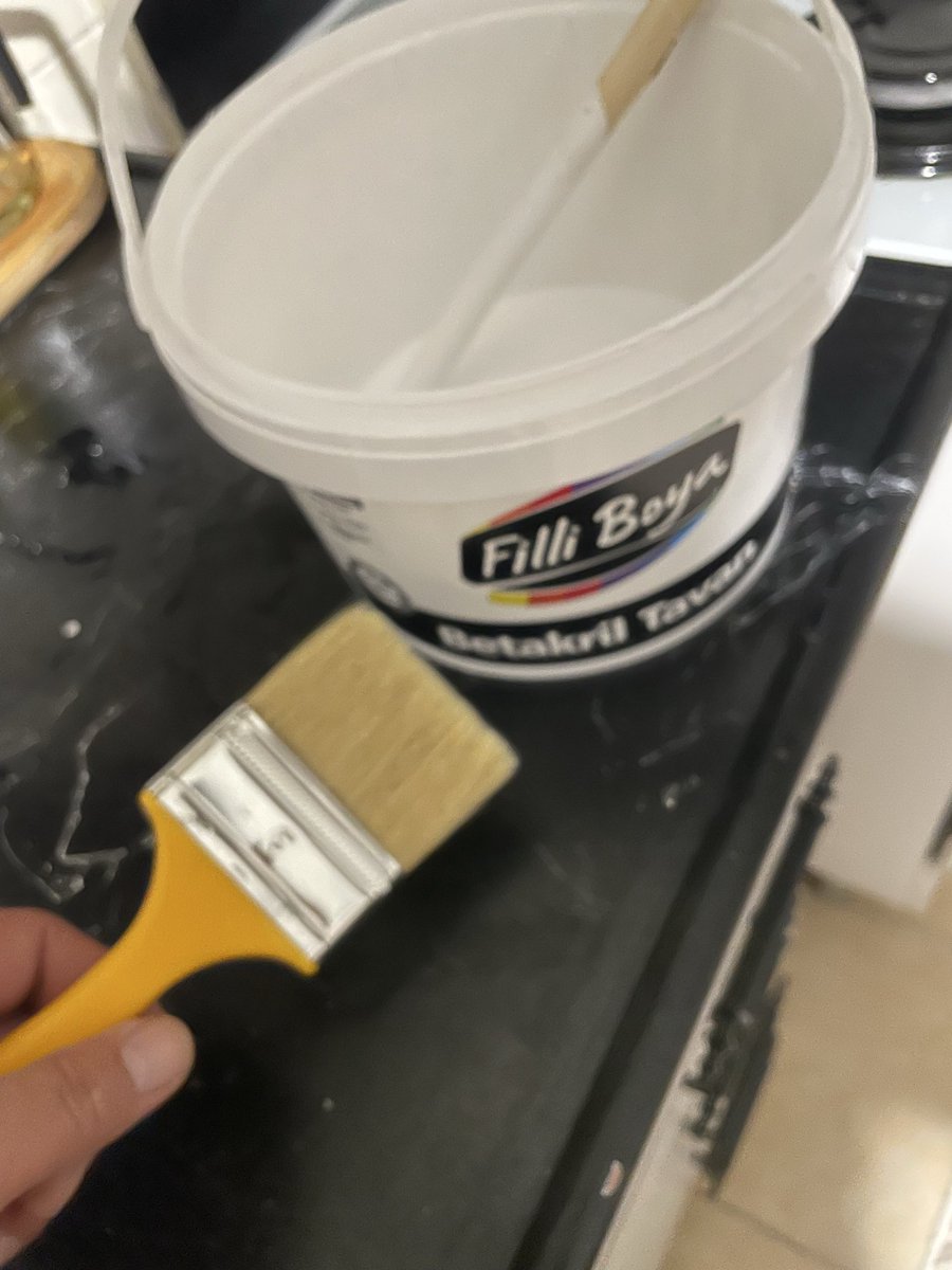 Allahım  verdiğin vermediğin herşeye Elhamdülillah. Kızımı sıkıntısız yatağına yatırdım ve bu gece de bulduğum boya işini yapmaya başladım gece gündüz farketmez yeter ki iş olsun kızım iyi olsun yeterki  herşeyi yaparım ben onun için uykusuz kalmışım hiç önemli değil….