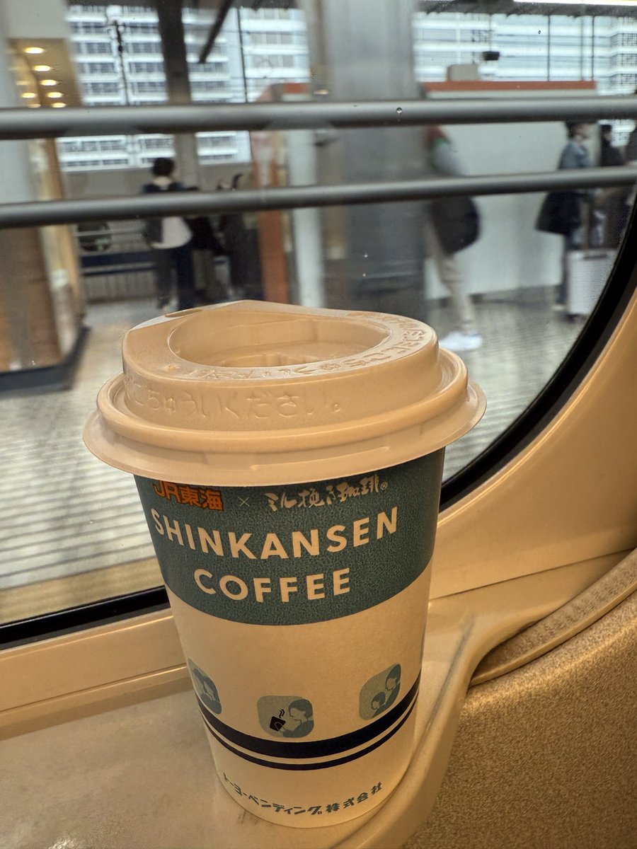 2011sakigake's tweet photo. さすがに今朝がビールなし、シンカンセンコーヒーを頂きます。いい日旅立ちが流れる西日本車両は久しぶり。 https://t.co/5cDzxG6aAO