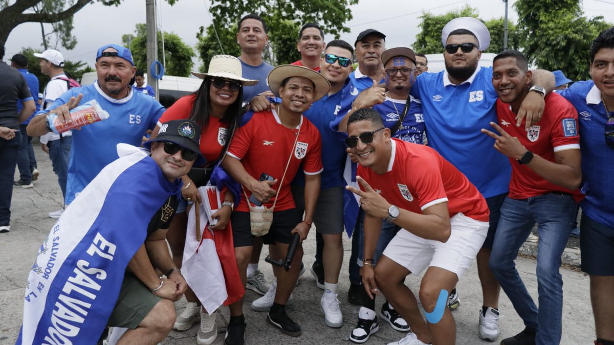 DiarioCoLatino's tweet photo. Aficionados de El Salvador y Panamá comparten momentos en las afueras del estadio Cuscatlán.

Fotos: Samuel Amaya https://t.co/mpwE2EcUVM
