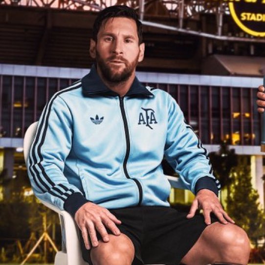 El JUGADOR MAS CORRUPTO DE LA HISTORIA 

• Al único jugador que le llevan los partidos amistosos a la ciudad que el quiera 

• El Unico jugador que le cambian la fecha de partido a su antojo 

• El único jugador que estando convocado con su selección decide irse con su club