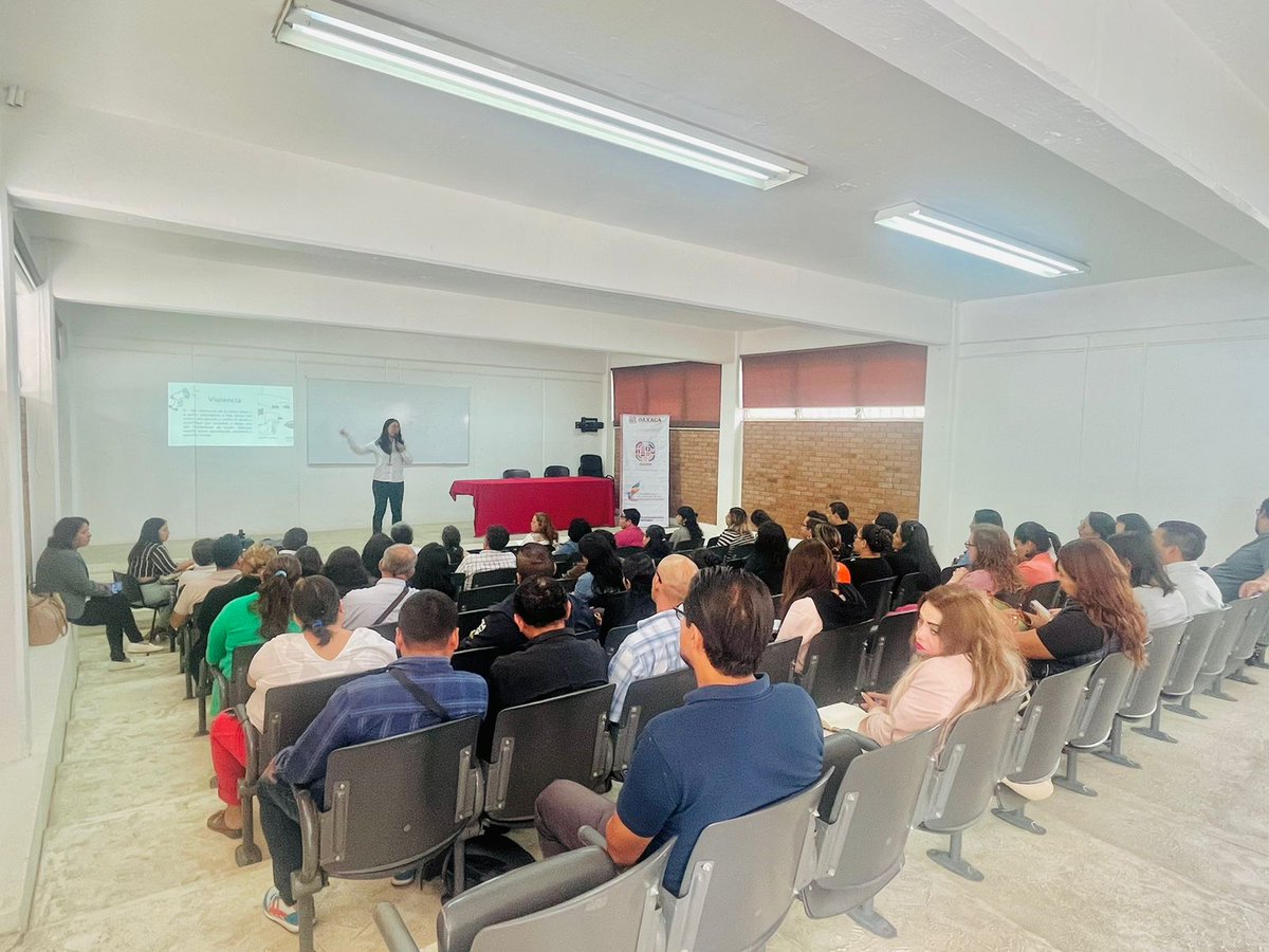 IEEPOGobOax's tweet photo. El IEEPO a través de la @DH_IEEPO y en coordinación con el Centro de Justicia Alternativa del #PJEO, impartió una capacitación sobre “Mediación Escolar” y “Crianza Positiva”, al personal que interviene en la atención de casos en los centros educativos. #QueSigaLaEducaciónConPaz https://t.co/hlS8Hz5sNd