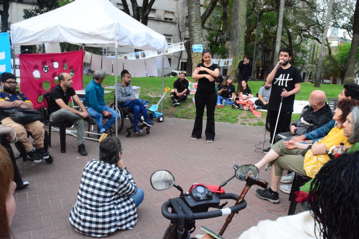 ItaiHagman's tweet photo. Ayer estuve en el Parque Lezama con compañeros de la comunidad disca que le ponen el cuerpo para que se implemente la Ley de Emergencia en Discapacidad y construir una sociedad más accesible. 
Ojalá el gobierno tuviese el 1% de la dignidad y la coherencia que tienen los discas. La empatía que ellos no tienen es la que tenemos que multiplicar.